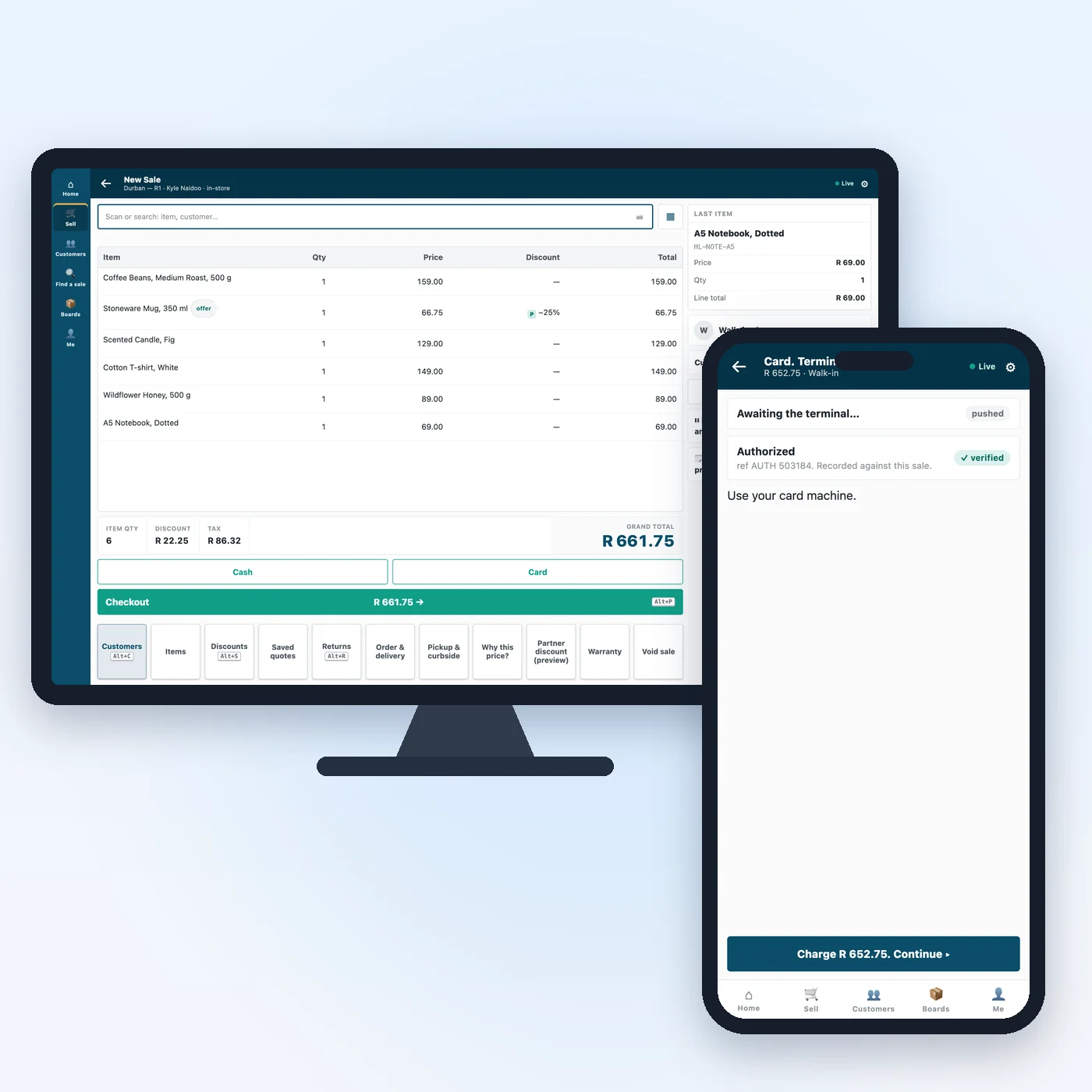 iVendNext POS en una caja de mostrador con una venta de artículos para el hogar lista para cobrar, y delante un teléfono que muestra el pago con tarjeta autorizado en la terminal y registrado contra la venta